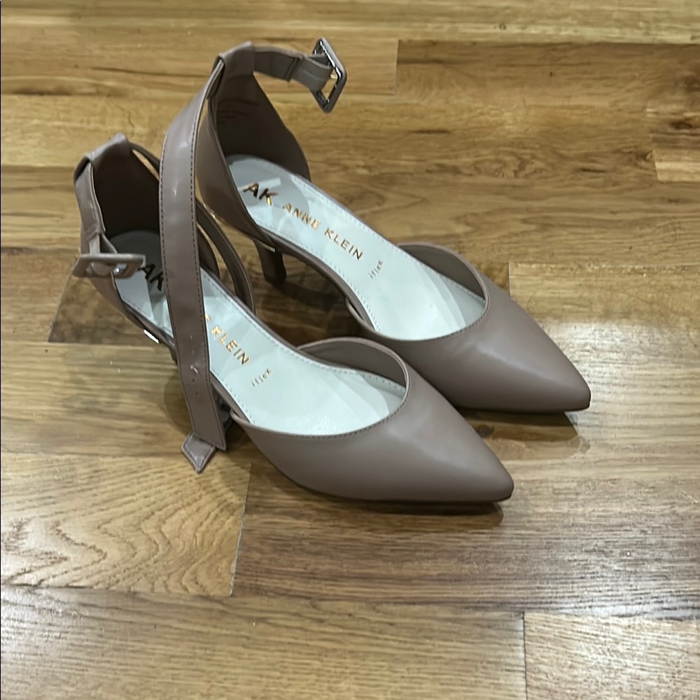 Anne Klein Women's Tan Heels size 8
